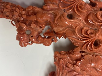 Un groupe figurant Guanyin en corail rouge sculpt&eacute;, Chine, 19/20&egrave;me