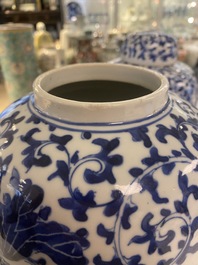 Drie Chinese blauw-witte dekselpotten met florale slingers, 19e eeuw