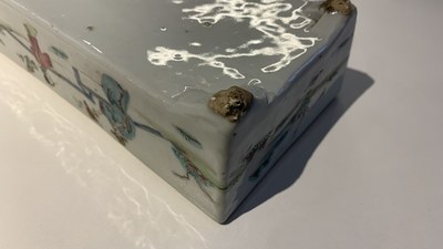Een diverse collectie Chinees blauw-wit en famille rose porselein, 19/20e eeuw