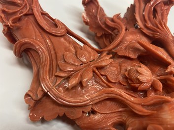 Un groupe figurant Guanyin en corail rouge sculpt&eacute;, Chine, 19/20&egrave;me