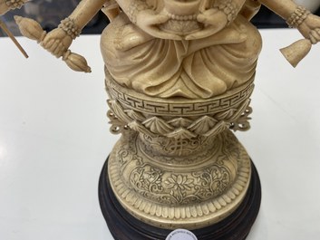 Une grande figure d'Avalokitesvare en ivoire sculpt&eacute;, Chine, 19&egrave;me
