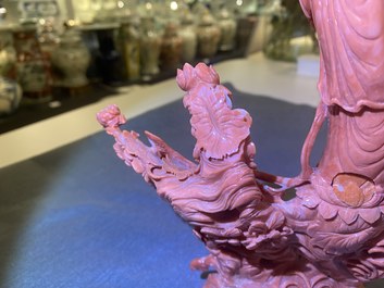 Un groupe figurant Guanyin en corail rouge sculpt&eacute;, Chine, 19/20&egrave;me