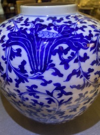 Drie Chinese blauw-witte dekselpotten met florale slingers, 19e eeuw