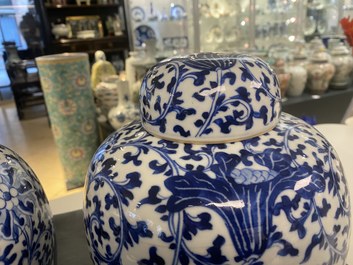 Drie Chinese blauw-witte dekselpotten met florale slingers, 19e eeuw