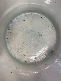Een grote Chinese blauw-witte viskom met landschapsdecor, Qianlong