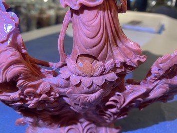 Un groupe figurant Guanyin en corail rouge sculpt&eacute;, Chine, 19/20&egrave;me