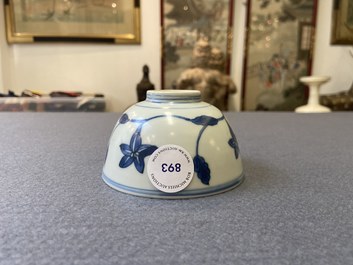 Een Chinese blauw-witte 'paleis' kom, Kangxi