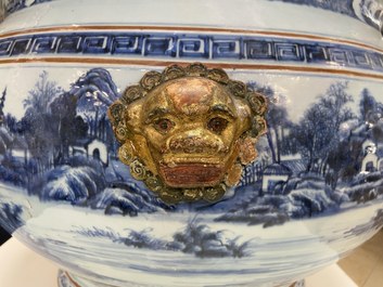 Een grote Chinese blauw-witte viskom met landschapsdecor, Qianlong