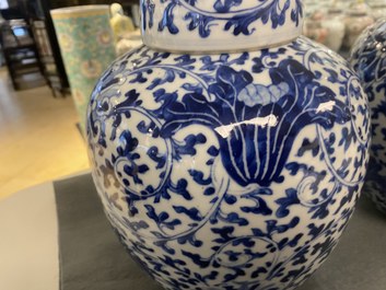 Drie Chinese blauw-witte dekselpotten met florale slingers, 19e eeuw
