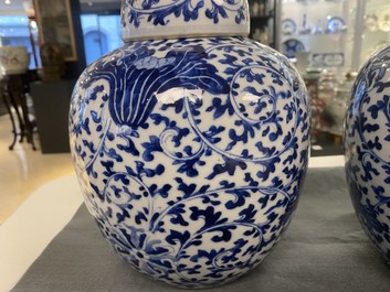 Drie Chinese blauw-witte dekselpotten met florale slingers, 19e eeuw