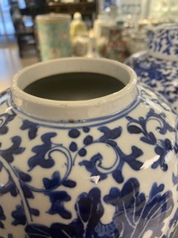 Drie Chinese blauw-witte dekselpotten met florale slingers, 19e eeuw