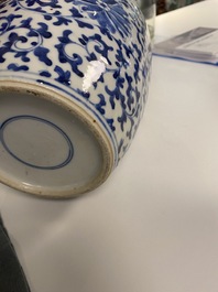 Drie Chinese blauw-witte dekselpotten met florale slingers, 19e eeuw