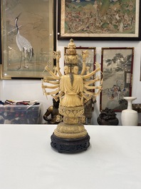 Une grande figure d'Avalokitesvare en ivoire sculpt&eacute;, Chine, 19&egrave;me