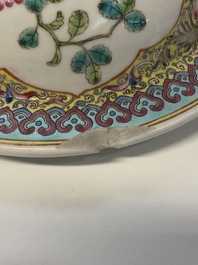 Een paar Chinese famille rose dekselvazen, Qianlong merk, Republiek