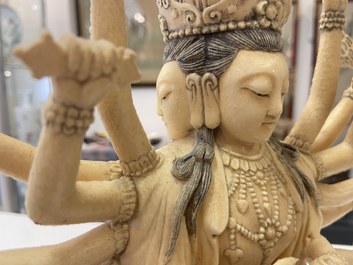 Une grande figure d'Avalokitesvare en ivoire sculpt&eacute;, Chine, 19&egrave;me