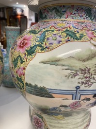 Een paar Chinese famille rose dekselvazen, Qianlong merk, Republiek