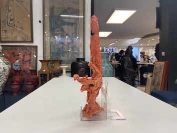 Un groupe figurant Guanyin en corail rouge sculpt&eacute;, Chine, 19/20&egrave;me