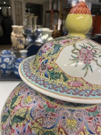 Een paar Chinese famille rose dekselvazen, Qianlong merk, Republiek