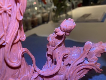 Un groupe figurant Guanyin en corail rouge sculpt&eacute;, Chine, 19/20&egrave;me