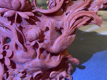 Un groupe figurant Guanyin en corail rouge sculpt&eacute;, Chine, 19/20&egrave;me