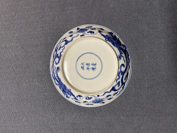 Een Chinees blauw-wit bord met een dubbele vajra, Kangxi merk en periode