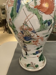 A Chinese famille verte 'battle scene' vase, 19th C.