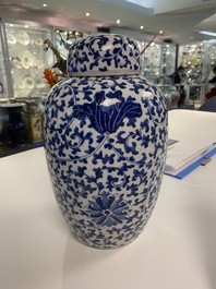 Drie Chinese blauw-witte dekselpotten met florale slingers, 19e eeuw