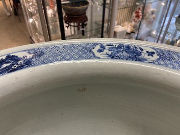 Een grote Chinese blauw-witte viskom met landschapsdecor, Qianlong