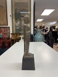 Een Khmer zandstenenen figuur van Boeddha, Thailand, Lopburi periode, 12/14e eeuw