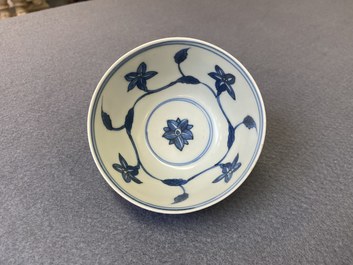 Een Chinese blauw-witte 'paleis' kom, Kangxi