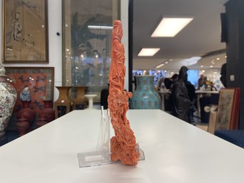 Un groupe figurant Guanyin en corail rouge sculpt&eacute;, Chine, 19/20&egrave;me