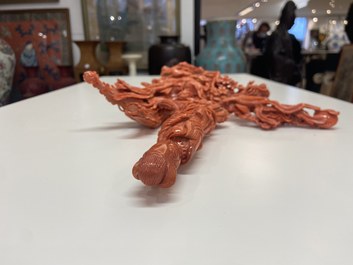 Un groupe figurant Guanyin en corail rouge sculpt&eacute;, Chine, 19/20&egrave;me