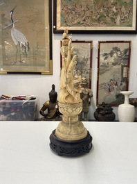 Une grande figure d'Avalokitesvare en ivoire sculpt&eacute;, Chine, 19&egrave;me