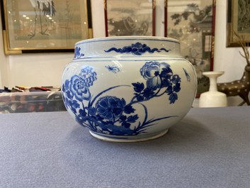 Een Chinese blauw-witte kom met figuren in een landschap, Kangxi