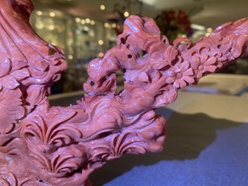 Un groupe figurant Guanyin en corail rouge sculpt&eacute;, Chine, 19/20&egrave;me