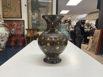 Un vase en bronze t&acirc;ch&eacute; d'or, marque de Qianlong, Qing