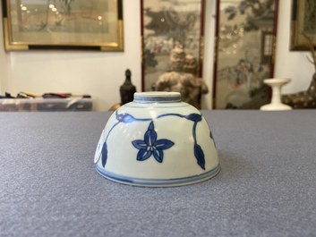 Een Chinese blauw-witte 'paleis' kom, Kangxi