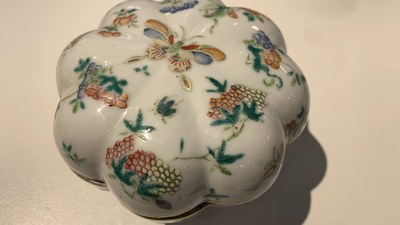 Zeven Chinese famille rose schotels, een theepot en een dekseldoos, 19e eeuw