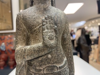 Een Khmer zandstenenen figuur van Boeddha, Thailand, Lopburi periode, 12/14e eeuw