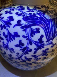 Drie Chinese blauw-witte dekselpotten met florale slingers, 19e eeuw