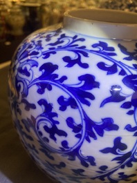 Drie Chinese blauw-witte dekselpotten met florale slingers, 19e eeuw