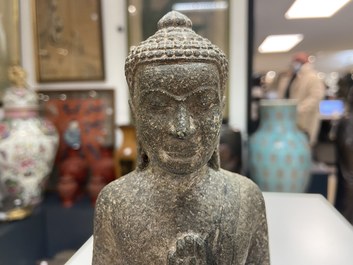 Een Khmer zandstenenen figuur van Boeddha, Thailand, Lopburi periode, 12/14e eeuw