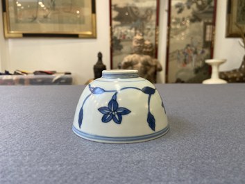 Een Chinese blauw-witte 'paleis' kom, Kangxi