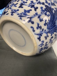Drie Chinese blauw-witte dekselpotten met florale slingers, 19e eeuw
