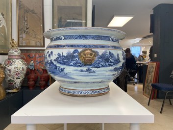Een grote Chinese blauw-witte viskom met landschapsdecor, Qianlong