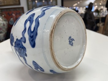 Een Chinese blauw-witte 'Bleu de Hue' vaas voor de Vietnamese markt, Kangxi