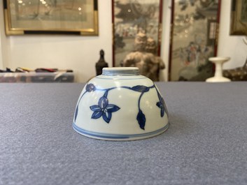 Een Chinese blauw-witte 'paleis' kom, Kangxi