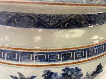 Een grote Chinese blauw-witte viskom met landschapsdecor, Qianlong