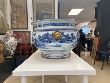 Een grote Chinese blauw-witte viskom met landschapsdecor, Qianlong