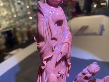 Un groupe figurant Guanyin en corail rouge sculpt&eacute;, Chine, 19/20&egrave;me